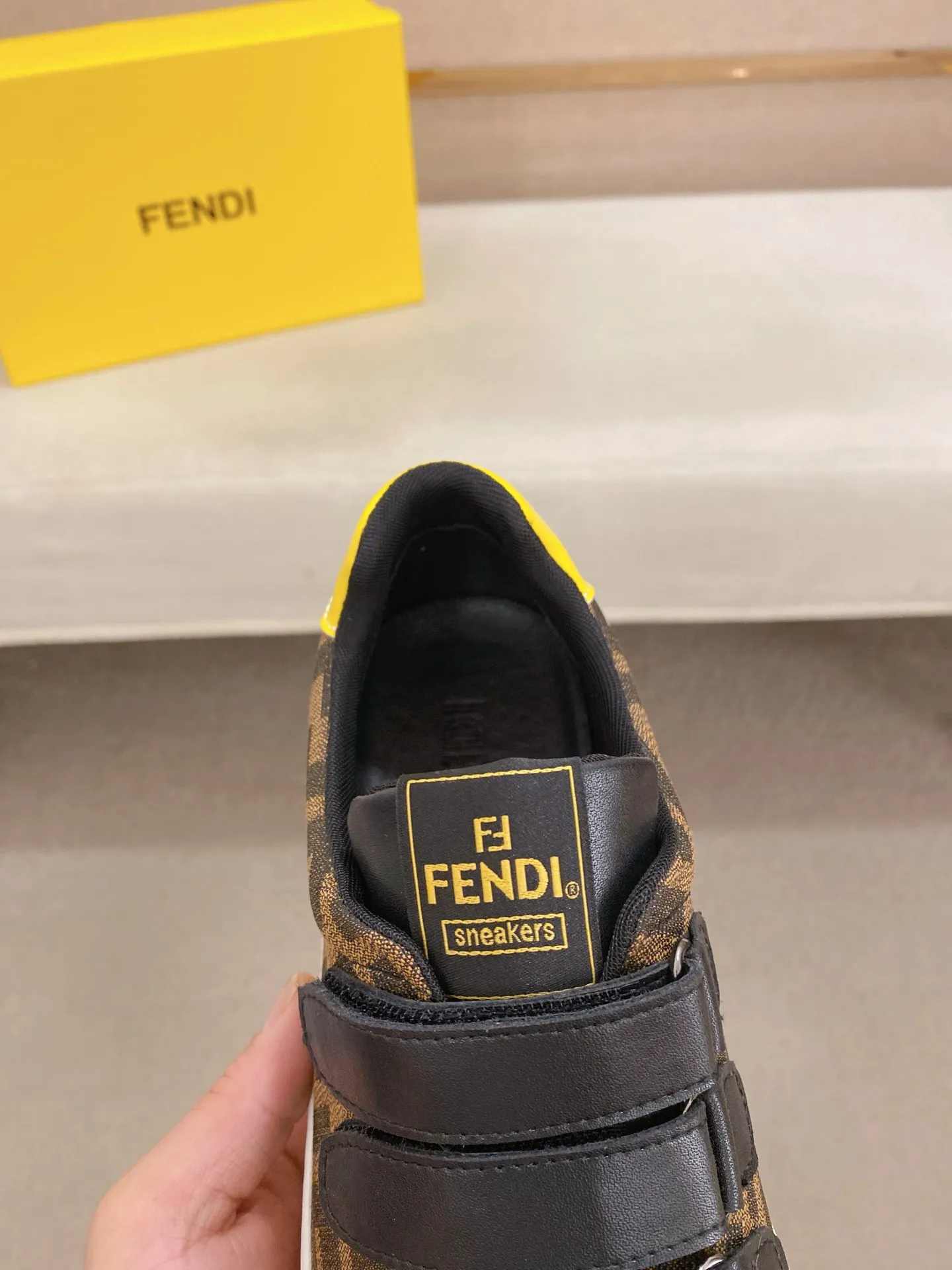 Men's shoes 💰 400💰 (FENDI) New high-top 👊🏻 upper 🇮🇹 imported cowhide fabric 🇩🇪 lining imported sheepskin lining. The original outsole is molded to highlight the identity of every man, and the upper foot is stable and stable🚶🏻🚶🏻The high-end custom counters reproduce the original version📯No matter the wind or rain, the shoe last remains unchanged and can withstand the verification of time🔍️,🔵 Size: 38-44 (45 is custom-made and cannot be returned or exchanged